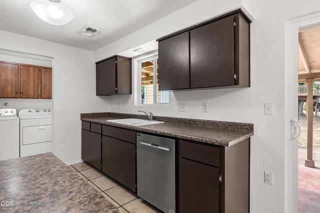 110 Victoria Way, Central Point, OR 97502