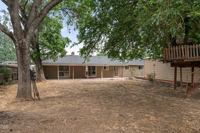 110 Victoria Way, Central Point, OR 97502