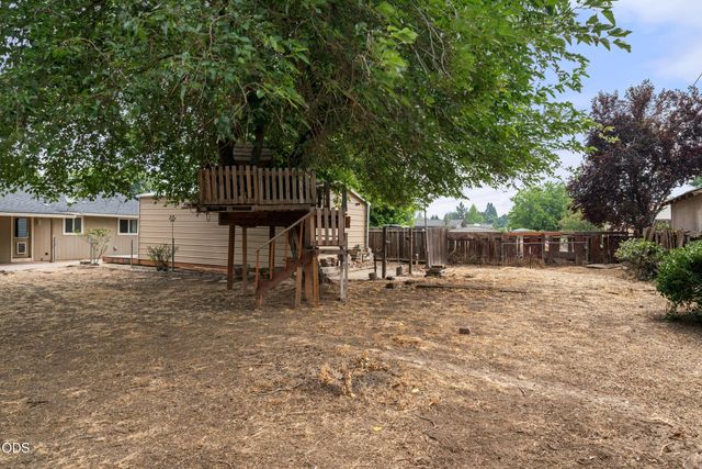 110 Victoria Way, Central Point, OR 97502