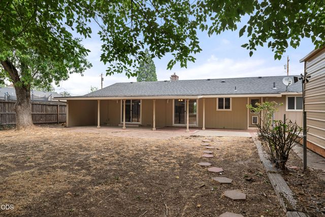 110 Victoria Way, Central Point, OR 97502