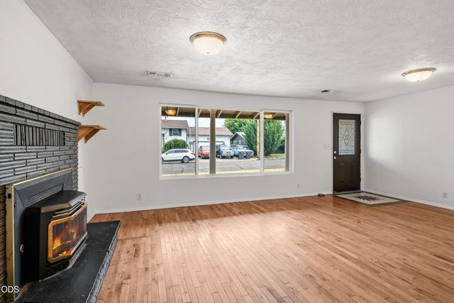 110 Victoria Way, Central Point, OR 97502