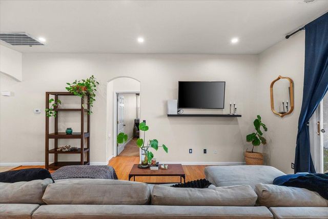 623 John Roos, Ripon, CA 95366