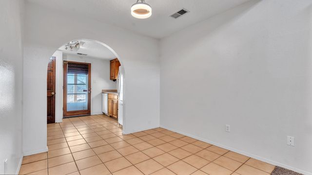 688 Lakeview Circle SE, Rio Rancho, NM 87124