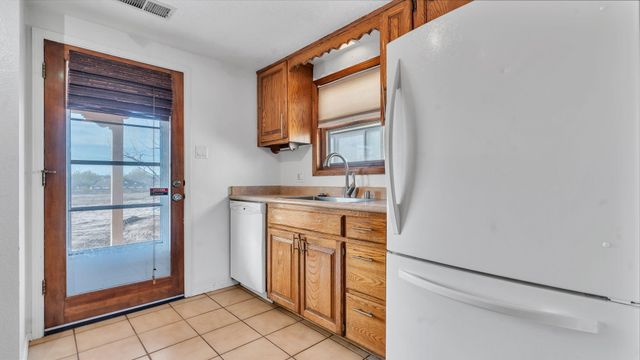 688 Lakeview Circle SE, Rio Rancho, NM 87124