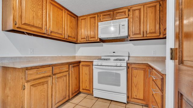 688 Lakeview Circle SE, Rio Rancho, NM 87124