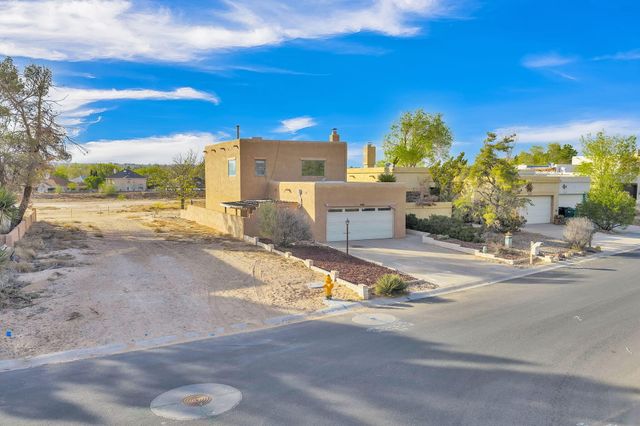 688 Lakeview Circle SE, Rio Rancho, NM 87124