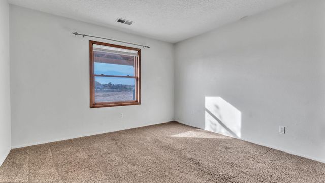 688 Lakeview Circle SE, Rio Rancho, NM 87124