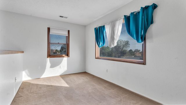 688 Lakeview Circle SE, Rio Rancho, NM 87124