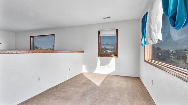 688 Lakeview Circle SE, Rio Rancho, NM 87124