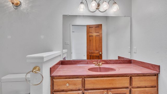 688 Lakeview Circle SE, Rio Rancho, NM 87124