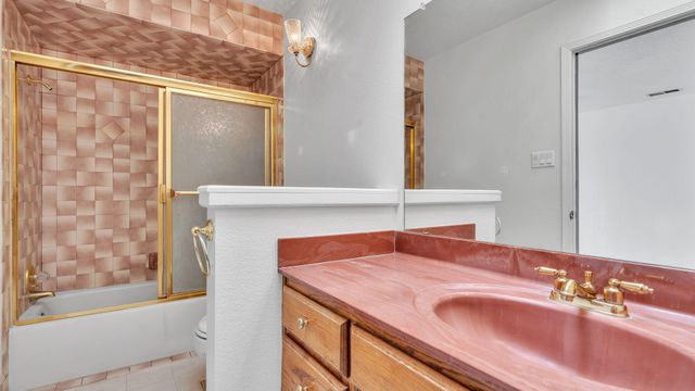 688 Lakeview Circle SE, Rio Rancho, NM 87124