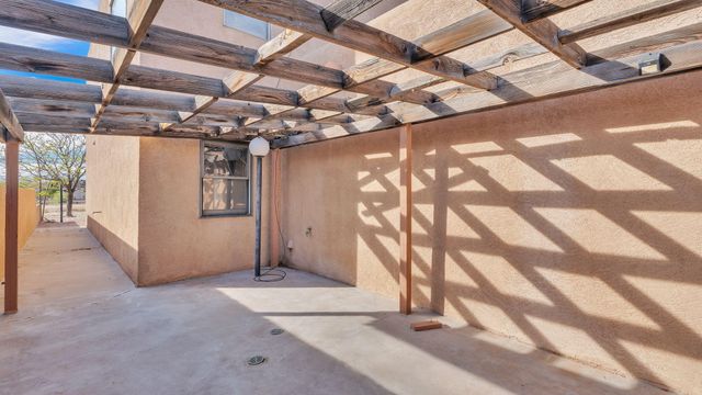 688 Lakeview Circle SE, Rio Rancho, NM 87124