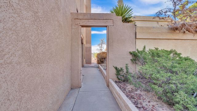 688 Lakeview Circle SE, Rio Rancho, NM 87124