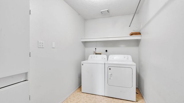 688 Lakeview Circle SE, Rio Rancho, NM 87124