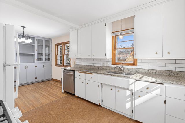 21 7th Avenue N, Hopkins, MN 55343