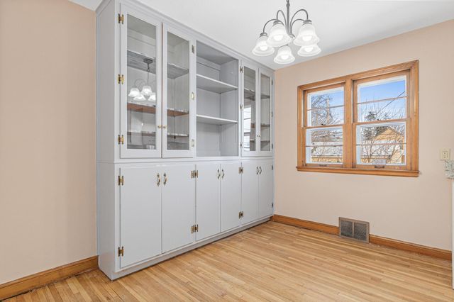 21 7th Avenue N, Hopkins, MN 55343