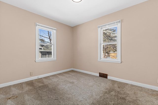 21 7th Avenue N, Hopkins, MN 55343