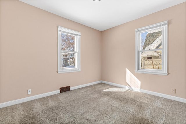 21 7th Avenue N, Hopkins, MN 55343