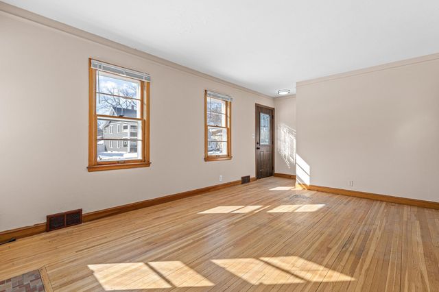 21 7th Avenue N, Hopkins, MN 55343