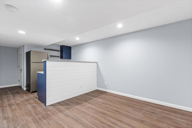 21 7th Avenue N, Hopkins, MN 55343