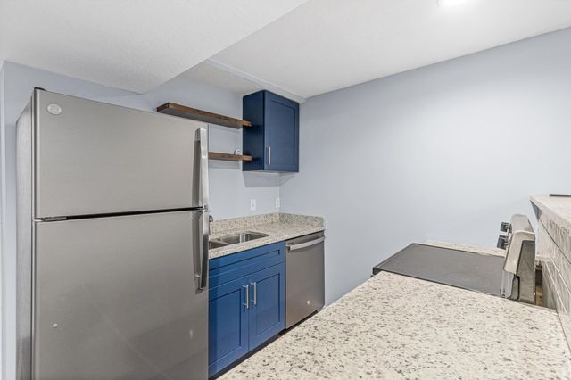 21 7th Avenue N, Hopkins, MN 55343