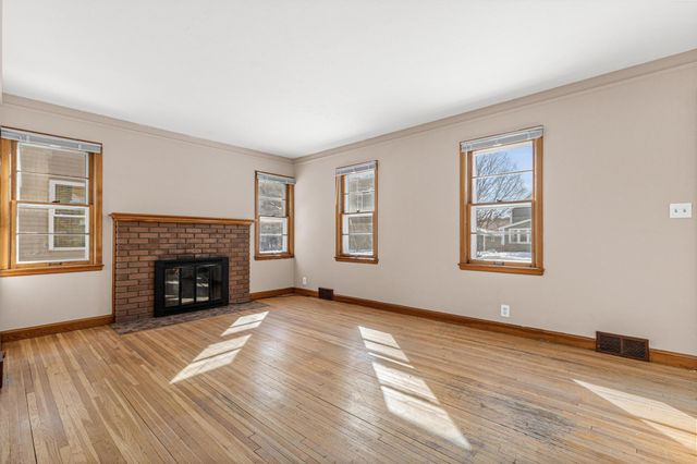 21 7th Avenue N, Hopkins, MN 55343