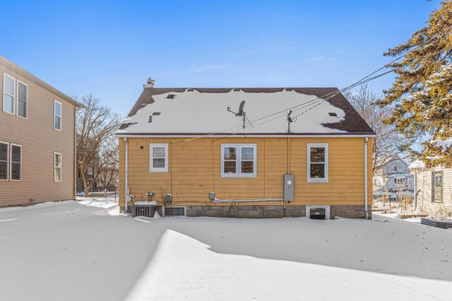 21 7th Avenue N, Hopkins, MN 55343