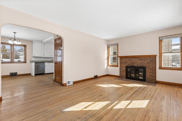 21 7th Avenue N, Hopkins, MN 55343