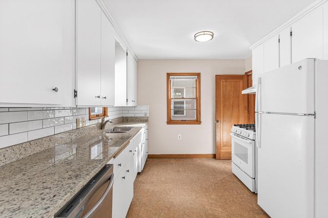 21 7th Avenue N, Hopkins, MN 55343