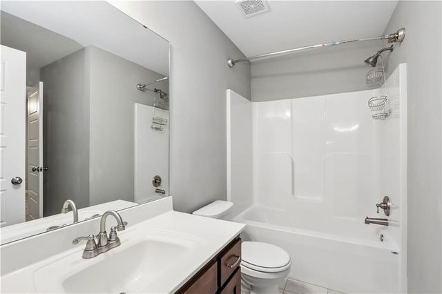 7700 N Lawn Avenue N, Kansas City, MO 64119