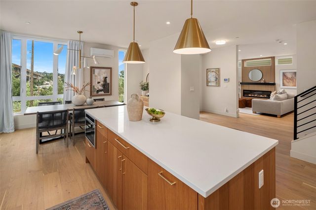 454 NE 40th Street, Seattle, WA 98105