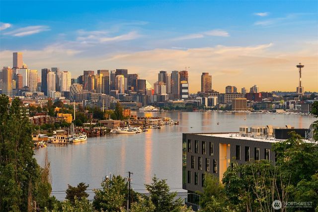 454 NE 40th Street, Seattle, WA 98105