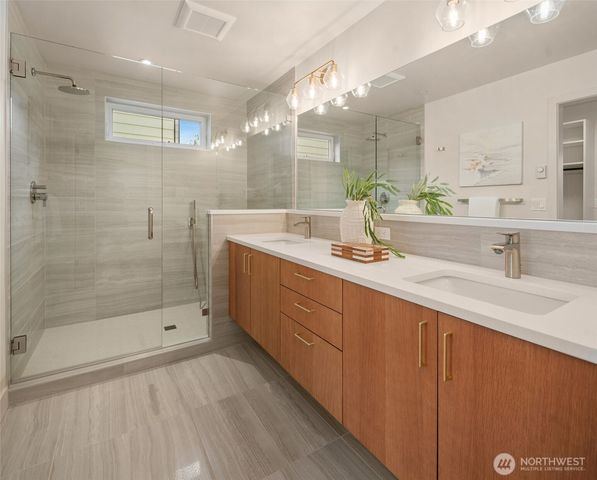 454 NE 40th Street, Seattle, WA 98105