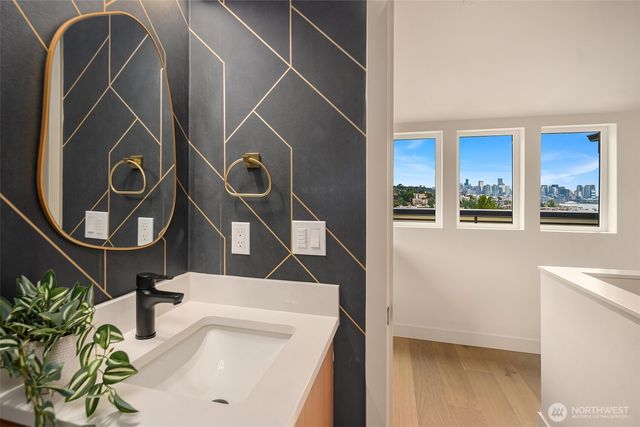 454 NE 40th Street, Seattle, WA 98105