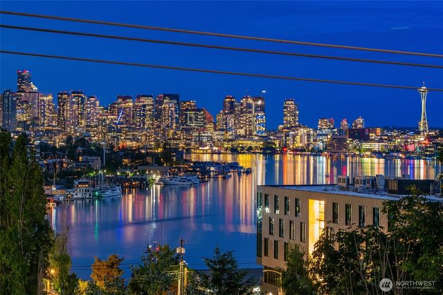 454 NE 40th Street, Seattle, WA 98105