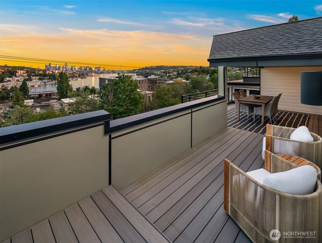 454 NE 40th Street, Seattle, WA 98105