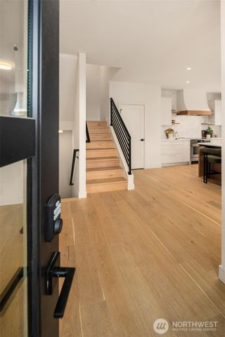 454 NE 40th Street, Seattle, WA 98105