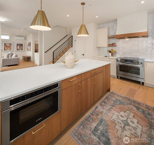 454 NE 40th Street, Seattle, WA 98105