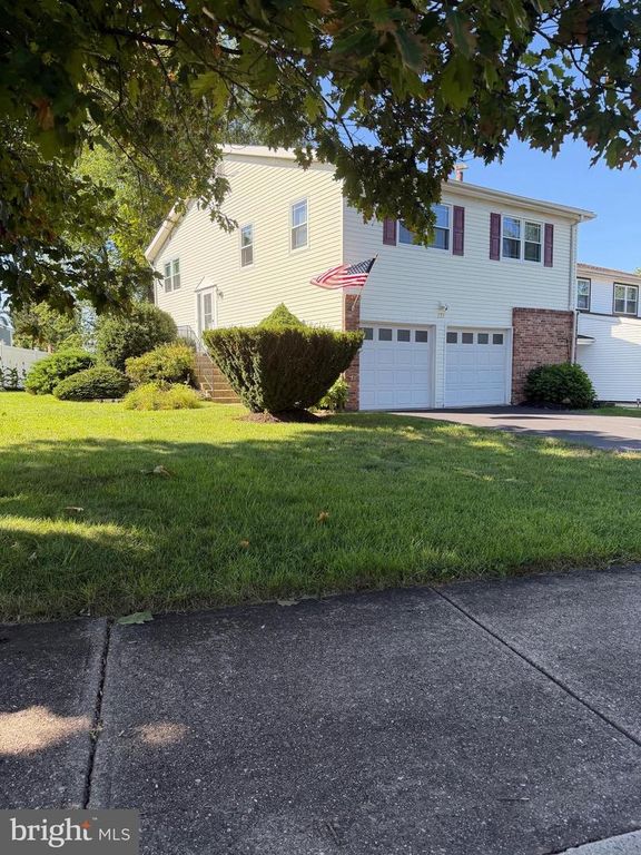 131 CHESAPEAKE DR, NEWTOWN, PA 18940 — exterior