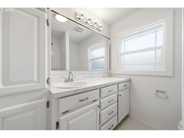 12125 Sw LYNNRIDGE Ave, Portland, OR 97225