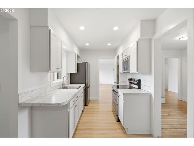 12125 Sw LYNNRIDGE Ave, Portland, OR 97225