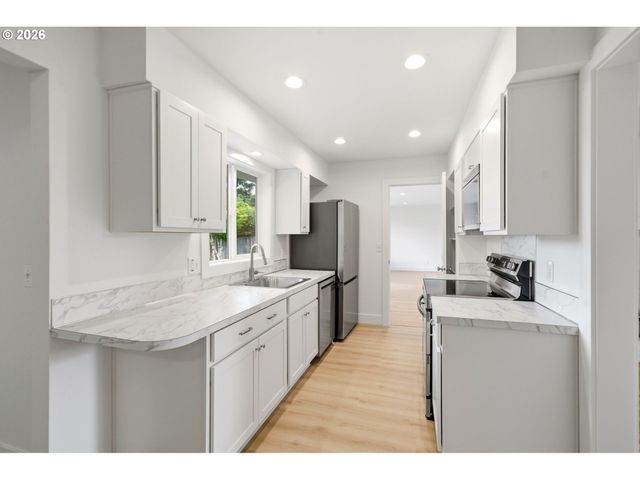 12125 Sw LYNNRIDGE Ave, Portland, OR 97225