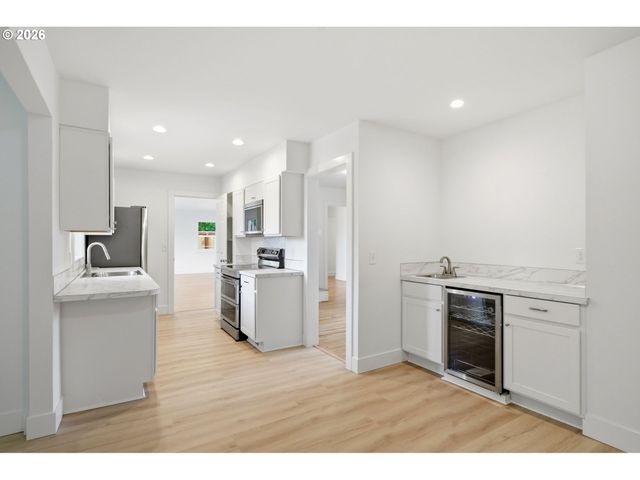 12125 Sw LYNNRIDGE Ave, Portland, OR 97225