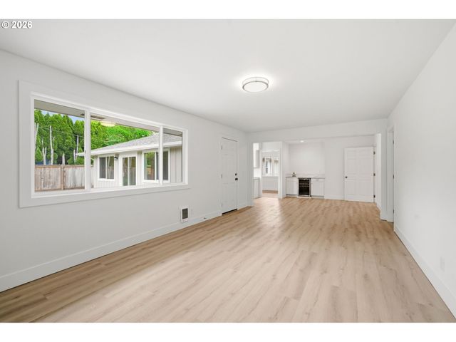 12125 Sw LYNNRIDGE Ave, Portland, OR 97225