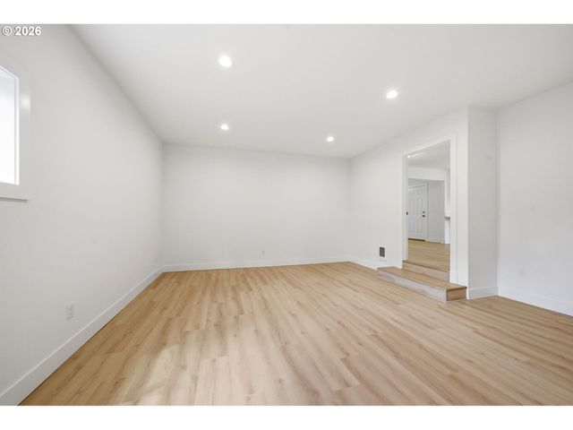 12125 Sw LYNNRIDGE Ave, Portland, OR 97225
