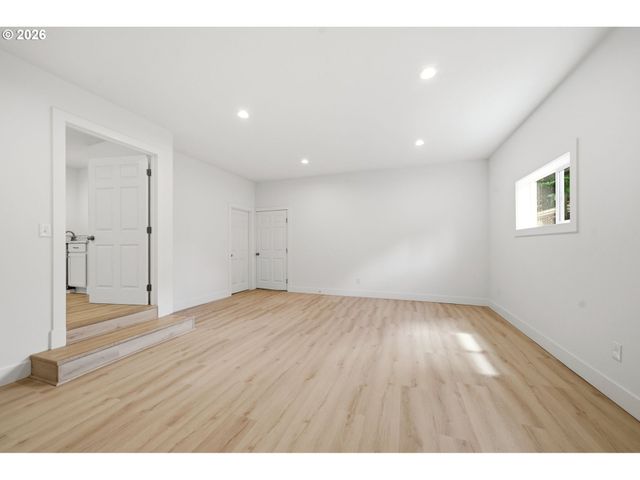 12125 Sw LYNNRIDGE Ave, Portland, OR 97225