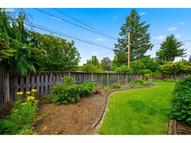 12125 Sw LYNNRIDGE Ave, Portland, OR 97225
