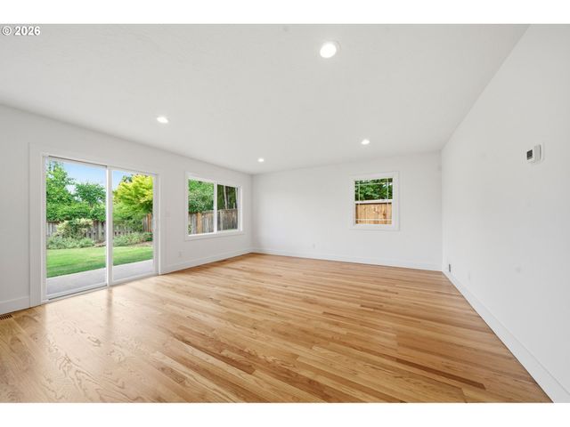 12125 Sw LYNNRIDGE Ave, Portland, OR 97225
