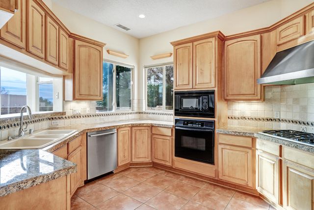 179 Tierra Encantada, Corrales, NM 87048