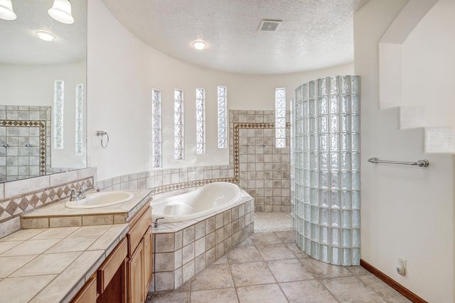 179 Tierra Encantada, Corrales, NM 87048